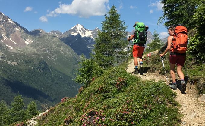 Wanderer auf markierten Wegen